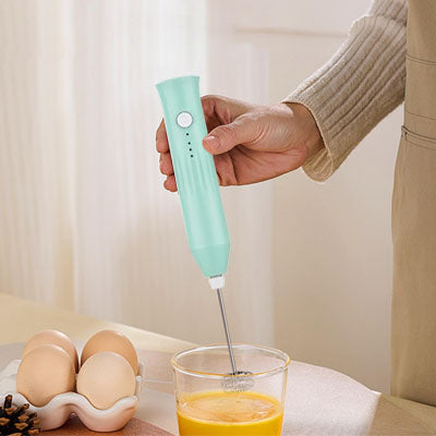 mousseur a lait avec oeuf dans bol