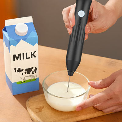 mousseur a lait noir dans bol de lait