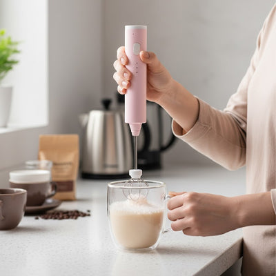 mousseur a lait rose mousse dans tasse sur comptoir