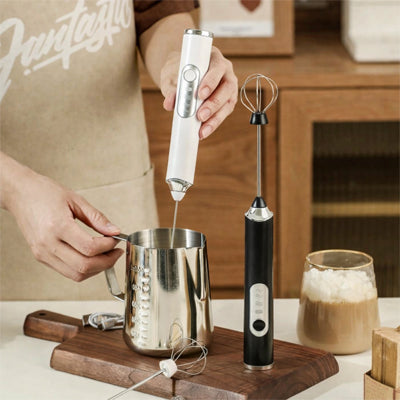 mousseur a lait sur comptoir avec cafe mousse dans verre